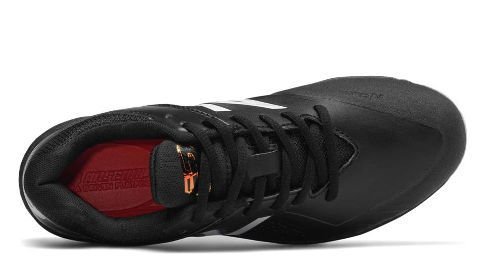 New Balance – Women’s Black/White Fastpitch Spikes (SMFUSEK1) 5 New Balance – Women’s Black/White Fastpitch Spikes (SMFUSEK1) - Image 3